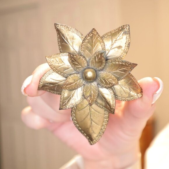 Art Deco Brass Fur Clips: Little Nemo Leaf Design, 1920s-30s - Picture 3 of 13